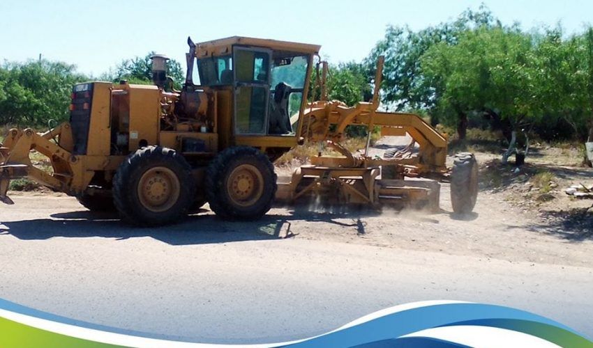 Realizan labores de nivelación en calles del poblado El Azúcar