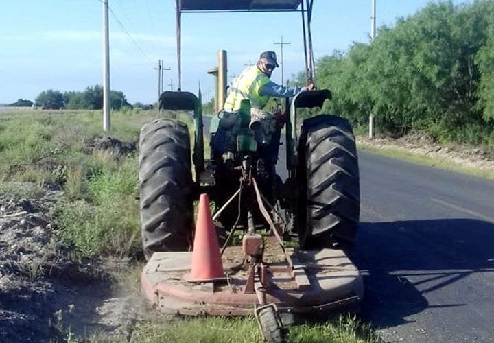 Realizan limpieza de costados de carretera Camargo – Comales